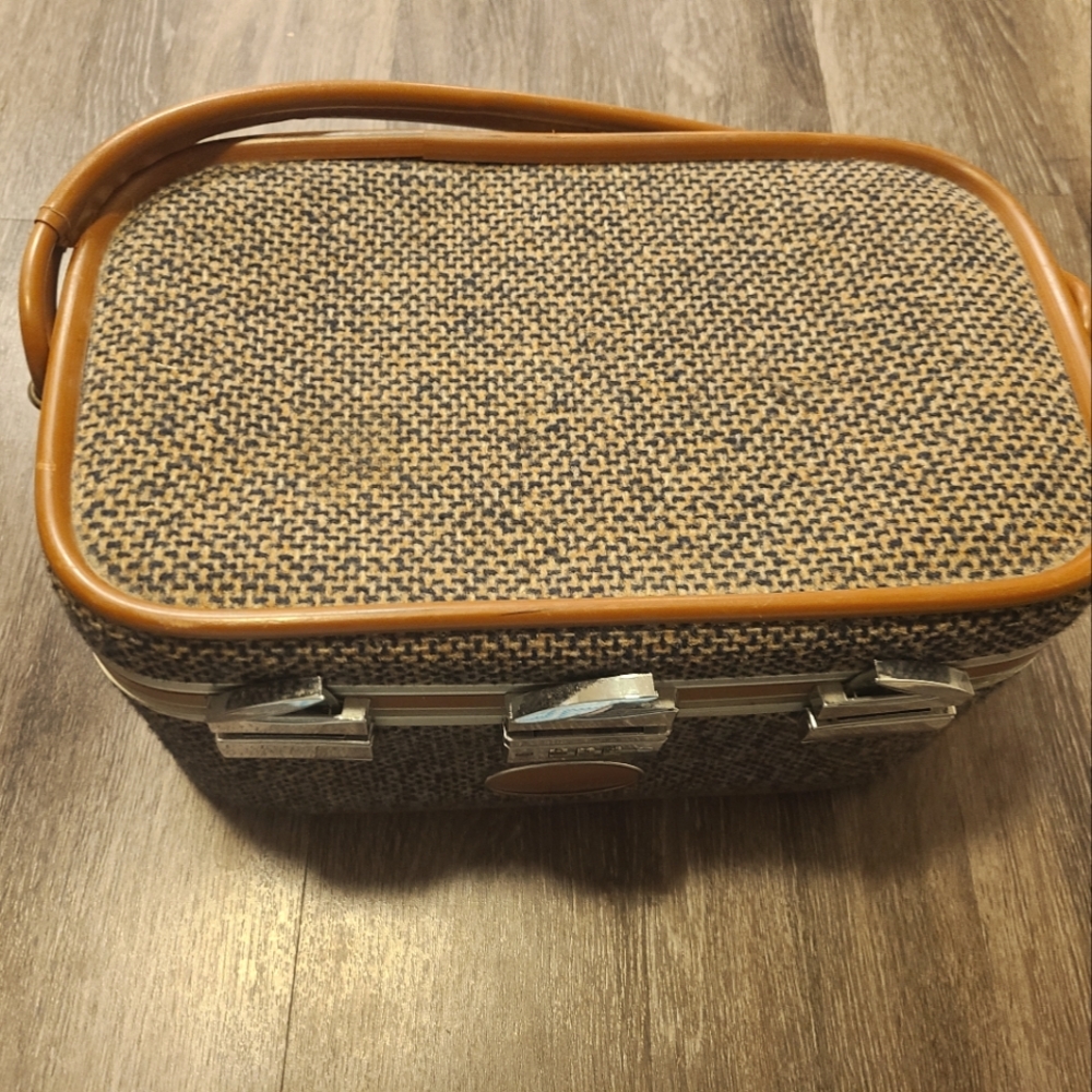Vintage Skyway Makeup Carrier